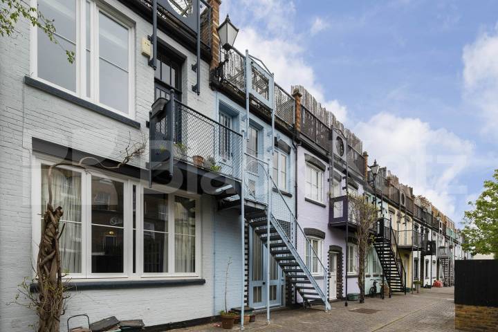 Stunning mid-Terrace house tucked away on a quiet mews Street Marlborough Yard, Archway
